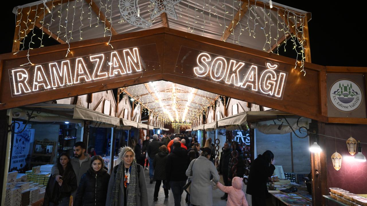 Selimiye Meydanı'nda kurulan Ramazan Sokağı açıldı