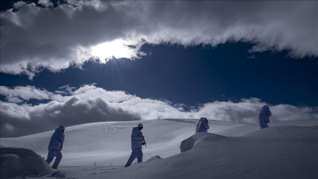 Özel harekat polisleri çetin kış şartlarında operasyon ve arama kurtarma görevlerine hazır