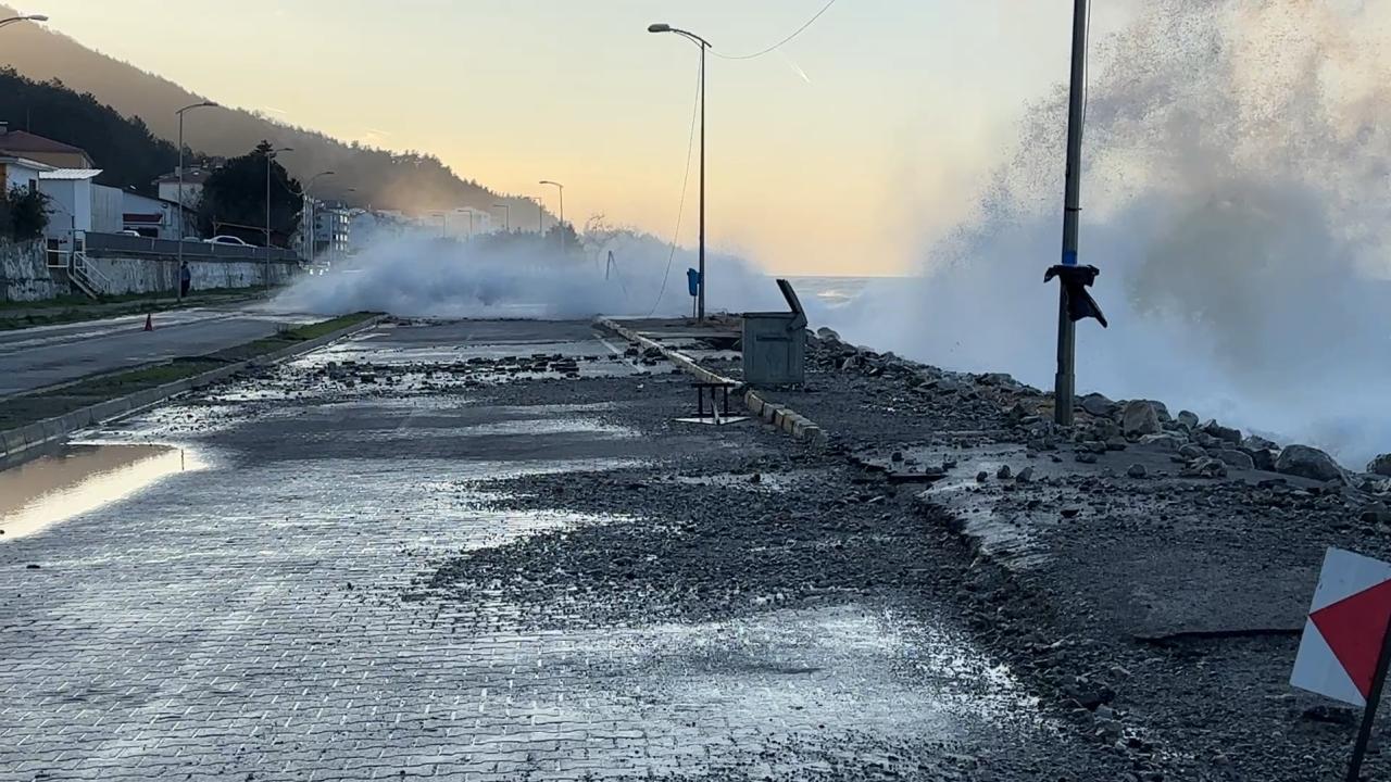 Kastamonu'nun İnebolu ilçesinde fırtına sahilde hasara yol açtı