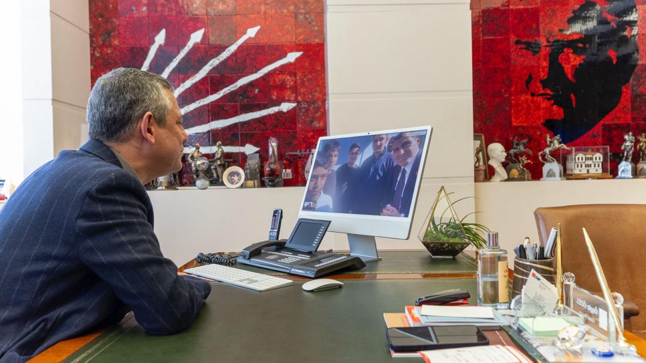 CHP Genel Başkanı Özel, fırtınada Atatürk büstünü koruyan Adanalı gençlerle görüntülü konuştu