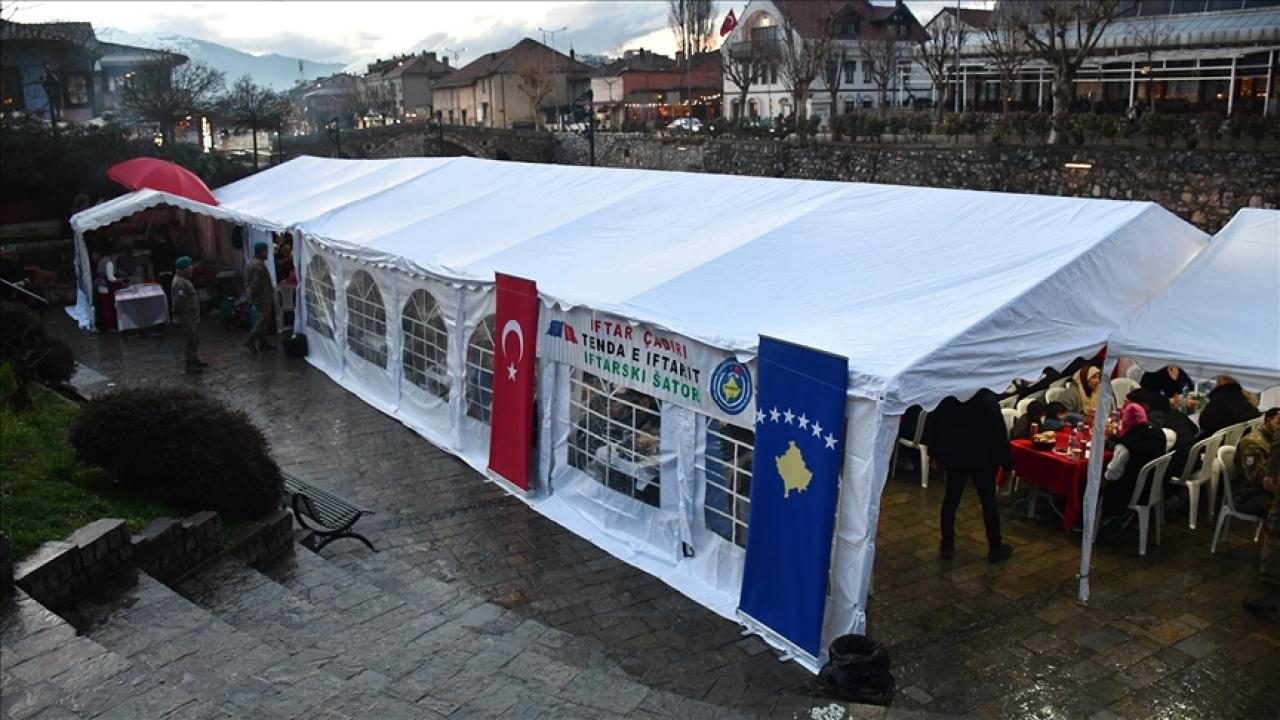 Mehmetçik, Kosova'da iftar verdi