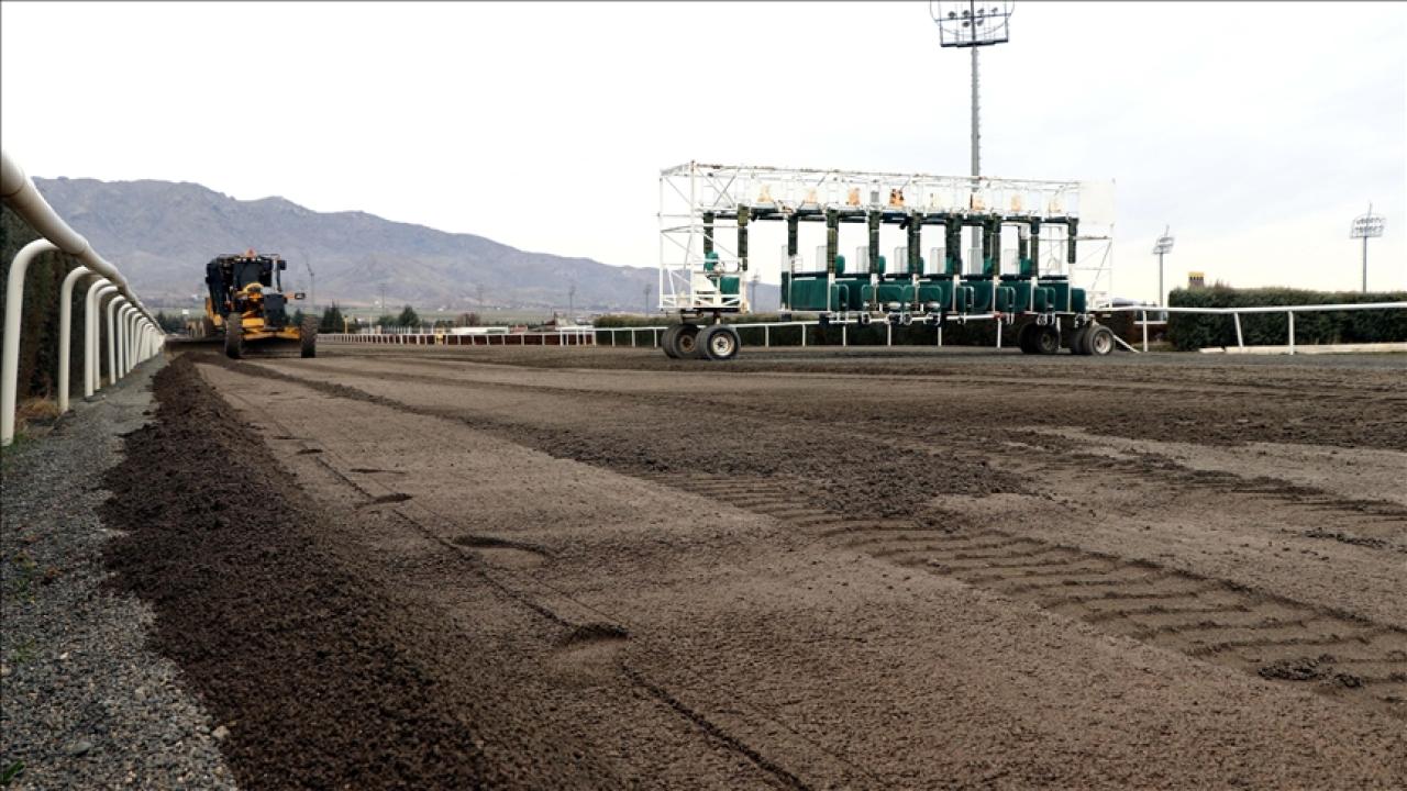 Elazığ Hipodromu'nda atık kumlar geri dönüşümle yeniden pistlere seriliyor