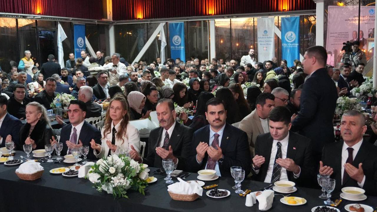 Ülkü Ocakları, İzmir'de "Şehadetin Sofrası Ülkücü Şehitler Hatıra İftarı"nda buluştu