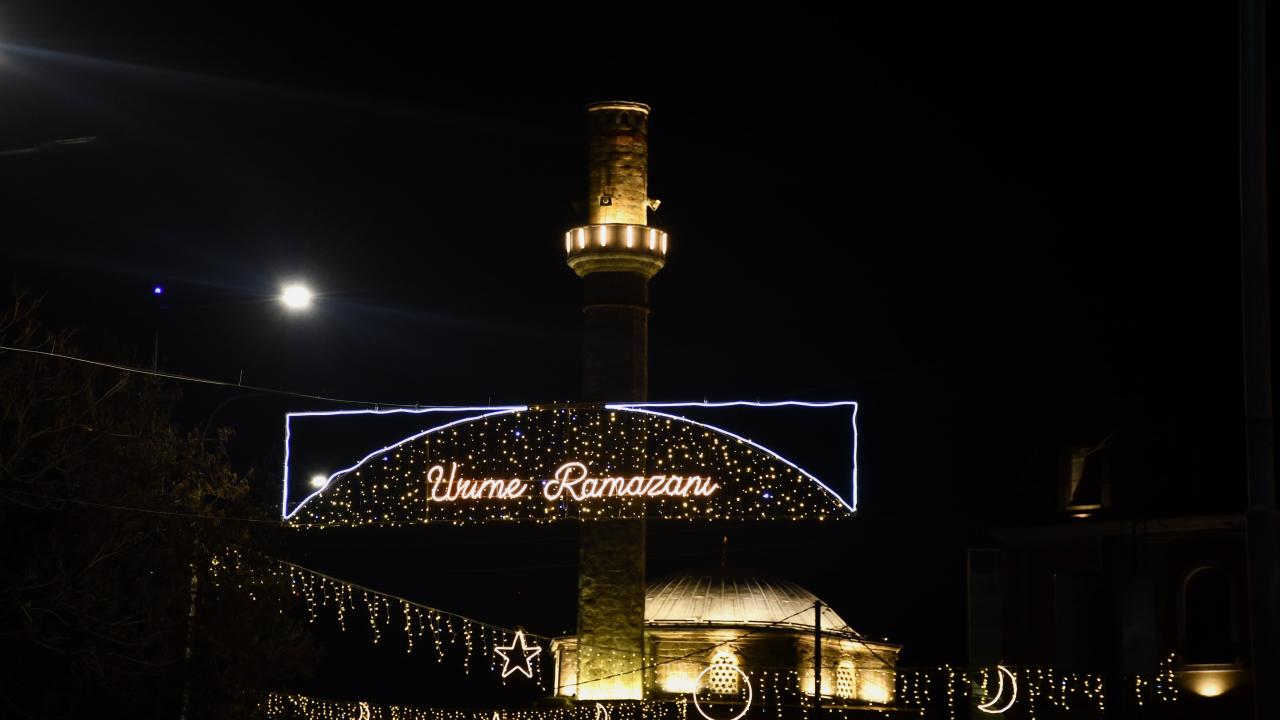Kosova'nın başkenti Priştine ramazan vesilesiyle süslendi