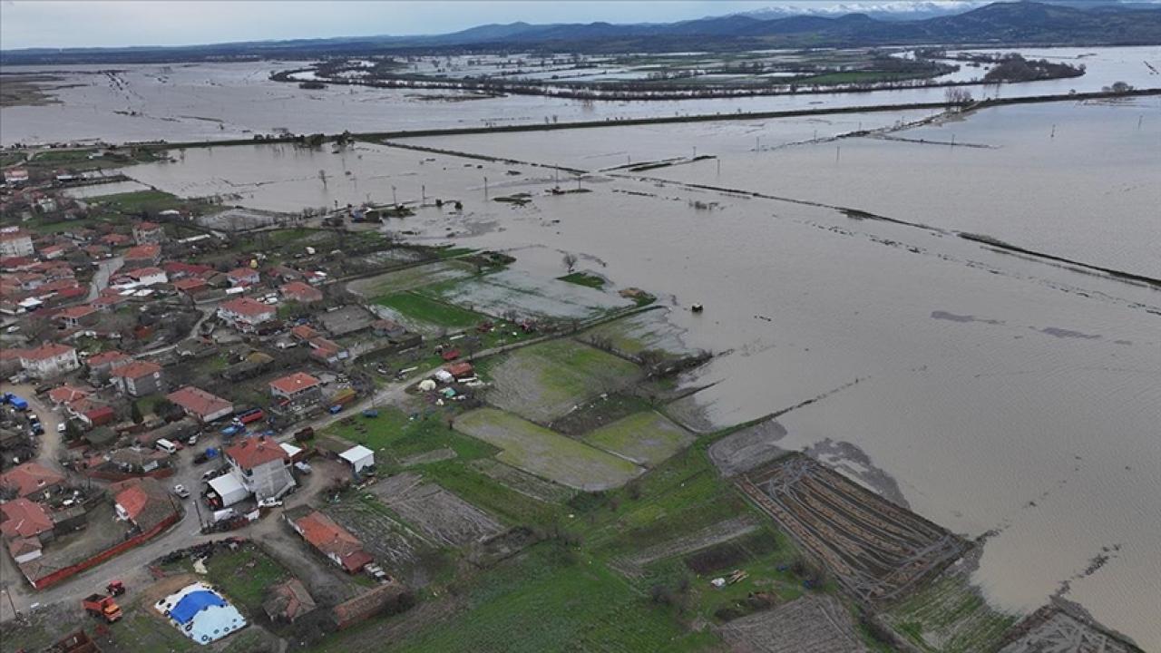 Edirne'de yatağından çıkan Tunca ve Meriç tarım arazilerini sular altında bıraktı