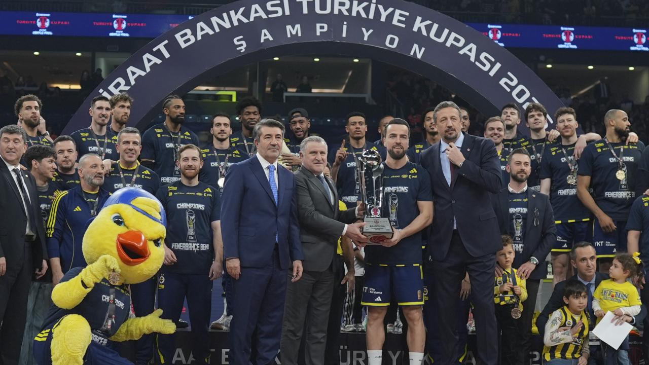 Fenerbahçe Beko kupasını aldı