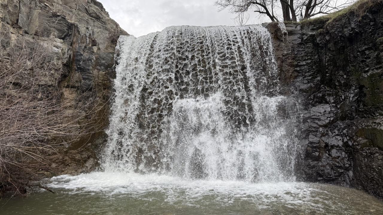 Evci Şelalesi eriyen kar ve yağmurla yeniden çağlamaya başladı