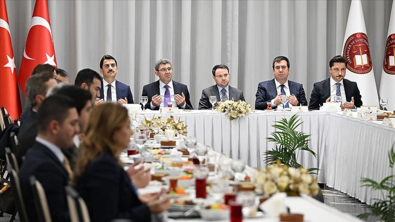 Bakan Gürlek HSK üyeleri ve çalışanlarıyla iftarda buluştu