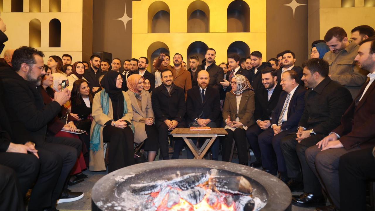 Bilal Erdoğan, AK Parti İstanbul İl Başkanlığı önünde kurulan ramazan etkinlik alanını ziyaret etti