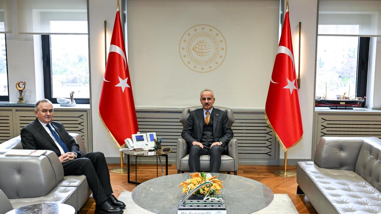 Bakan Uraloğlu, MHP Grup Başkanvekili Erkan Akçay ile bir araya geldi