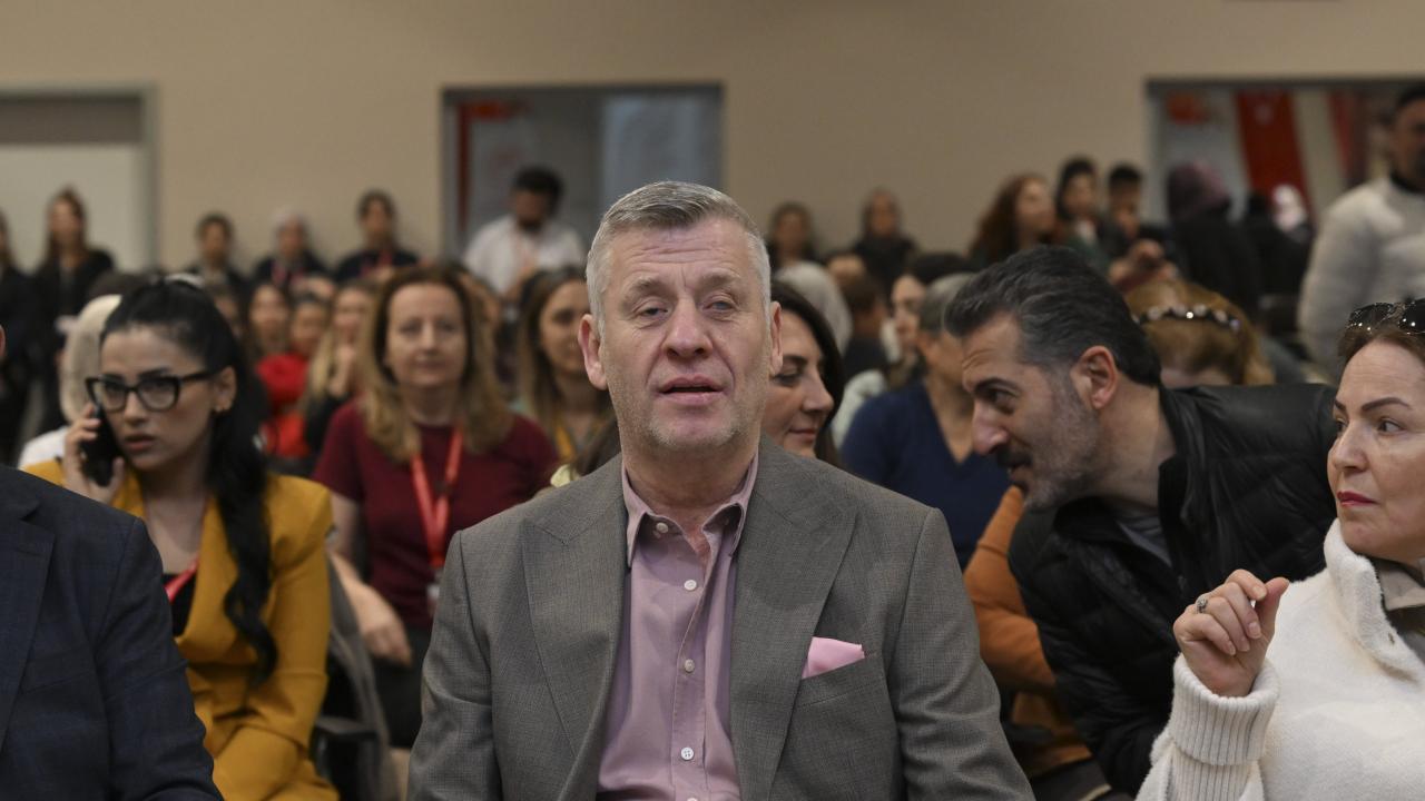 Şarkıcı Metin Şentürk "Benim Hikayem" etkinliğinde hastalarla buluştu