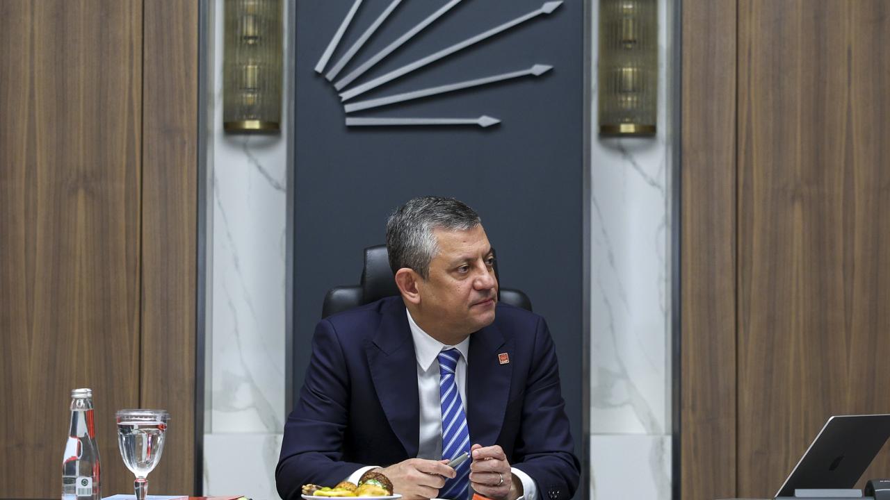 CHP Genel Başkanı Özel, UEFA Şampiyonlar Ligi'nde son 16'ya kalan Galatasaray'ı tebrik etti