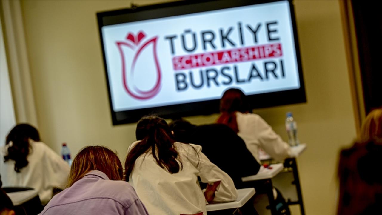 "Türkiye Bursları"na bu yıl 200 bine yakın rekor sayıda başvuru yapıldı