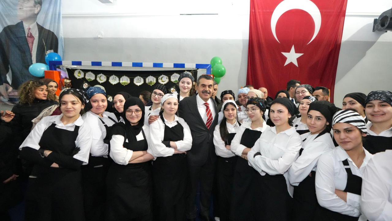 Bakan Tekin, Ankara'da öğrenci ve öğretmenlerle iftar programında bir araya geldi