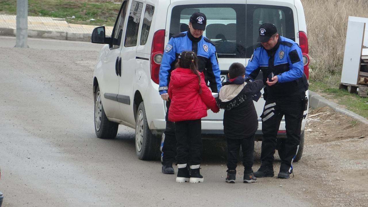 Çorum'da polis ayakkabıları eskiyen iki çocuğa bot hediye etti