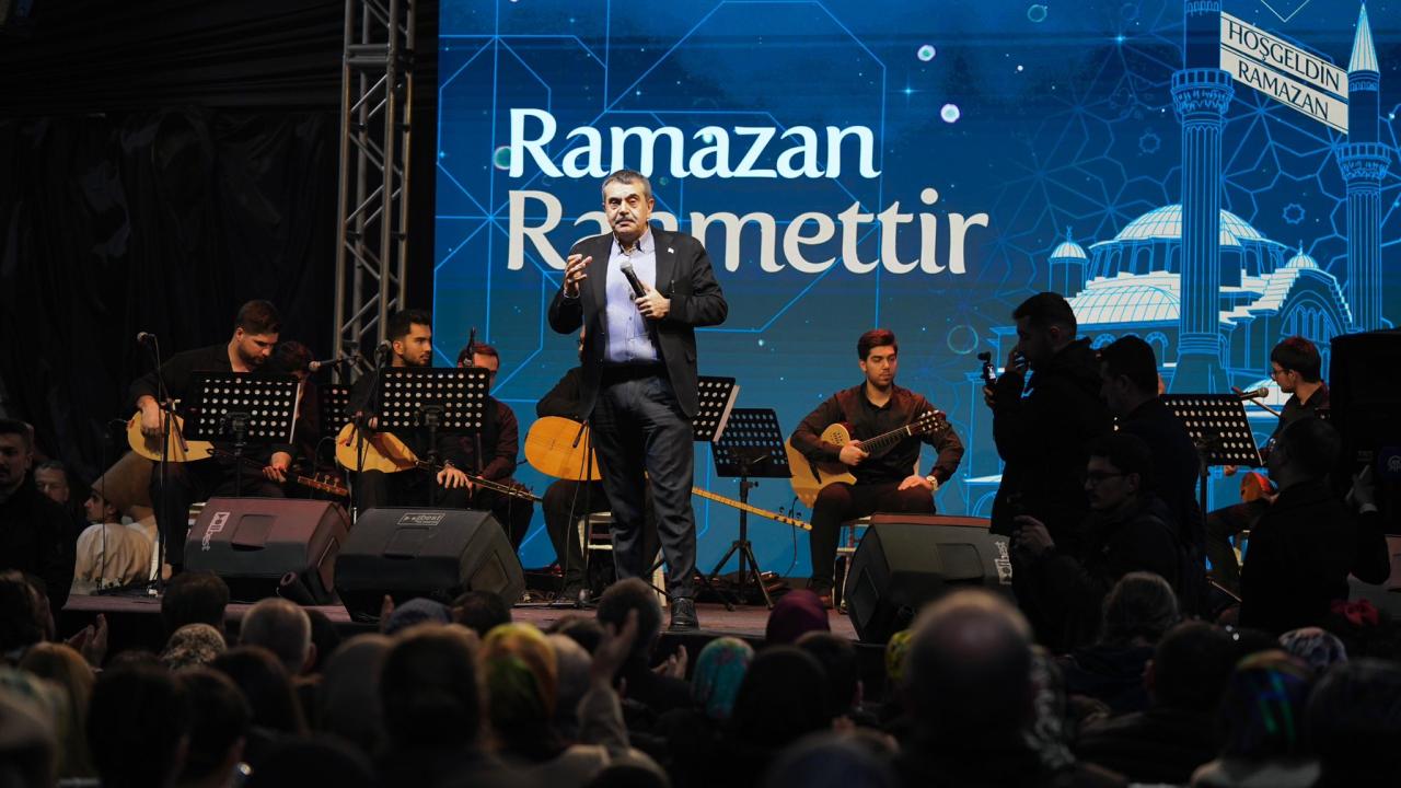 Milli Eğitim Bakanı Tekin, Esenler'de ramazan etkinlik alanını ziyaret etti