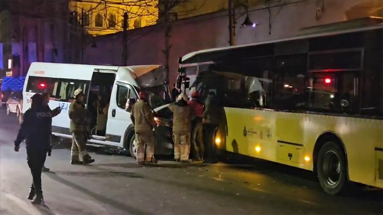 Beşiktaş'ta çarpışan İETT otobüsü ile servis minibüsünün şoförleri yaralandı