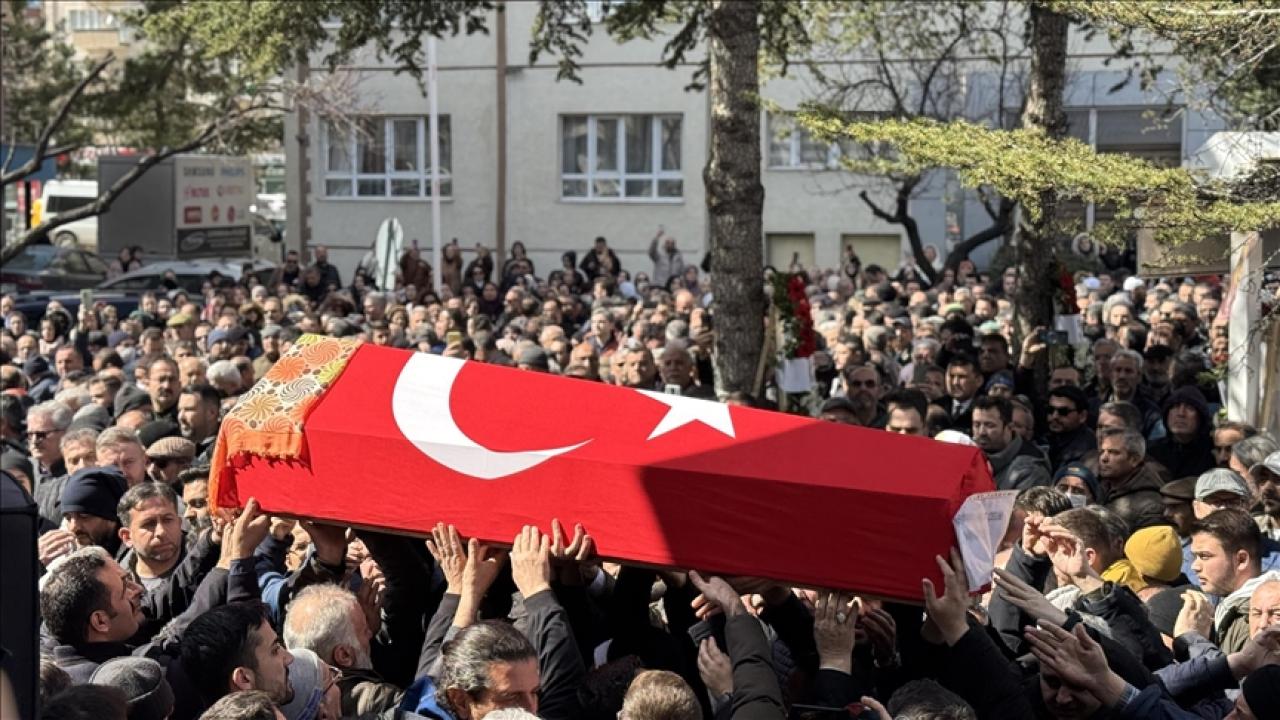 İstanbul'da öğrencinin bıçaklı saldırısında yaşamını yitiren öğretmenin cenazesi Konya'da defnedildi