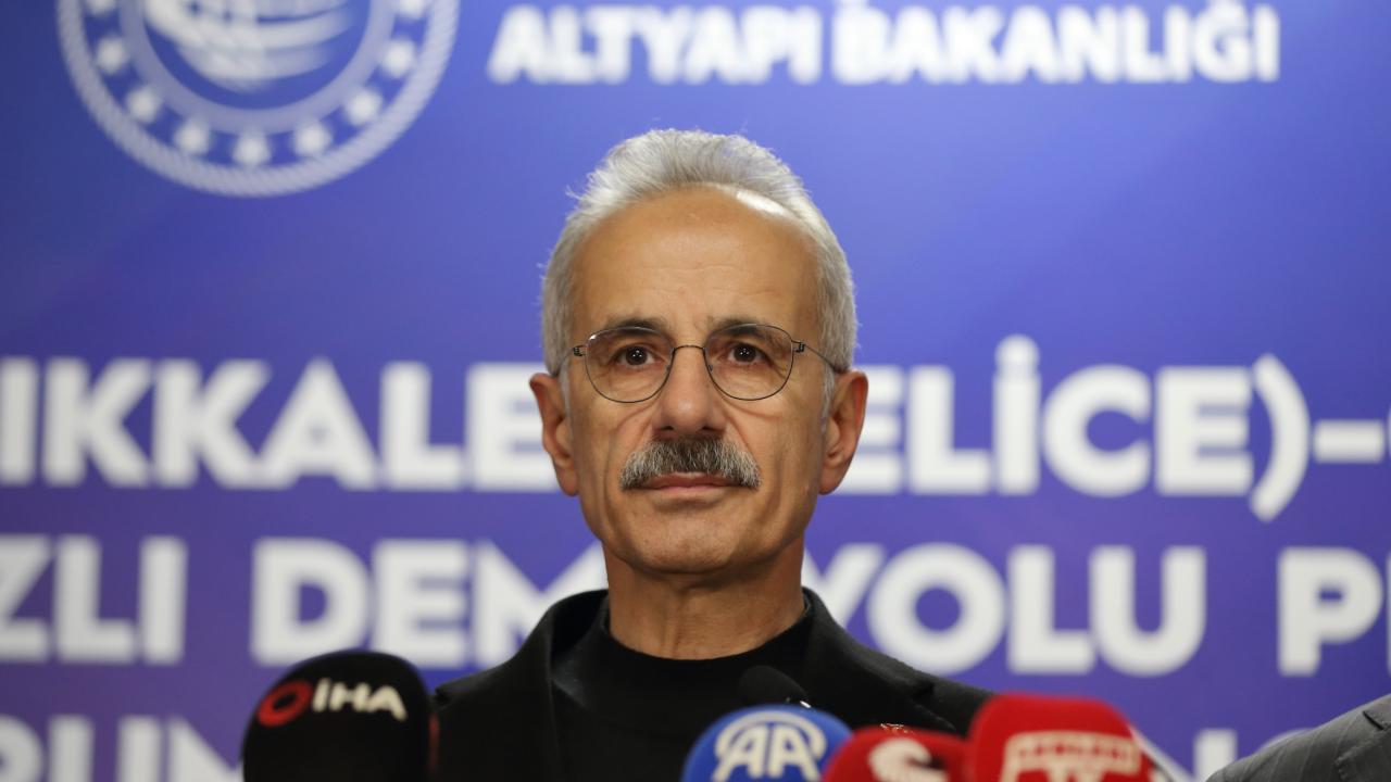 Ulaştırma ve Altyapı Bakanı Uraloğlu, Çorum'da demir yolu işçileriyle iftar yaptı