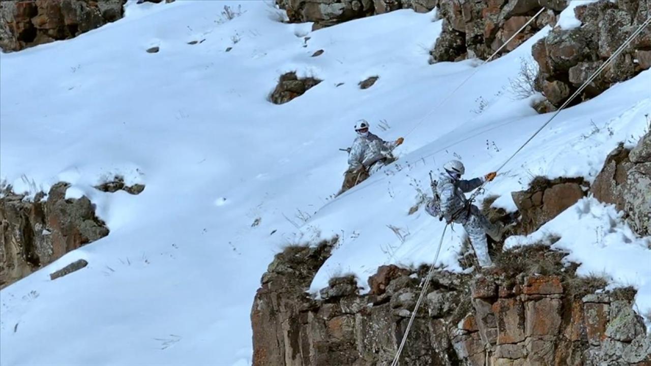 MSB, Mehmetçiğin zorlu koşullardaki dağcılık eğitiminden görüntü paylaştı
