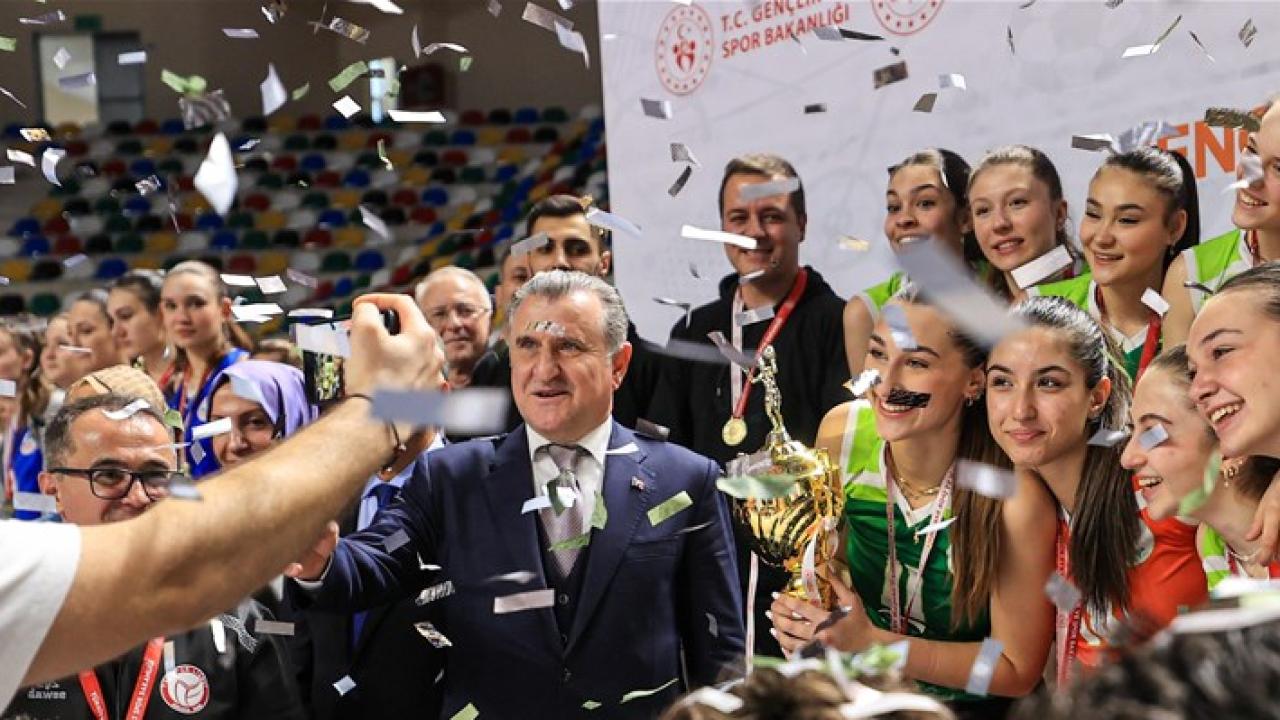 Bakan Bak: Kadın sporcularımızla gurur duyuyoruz