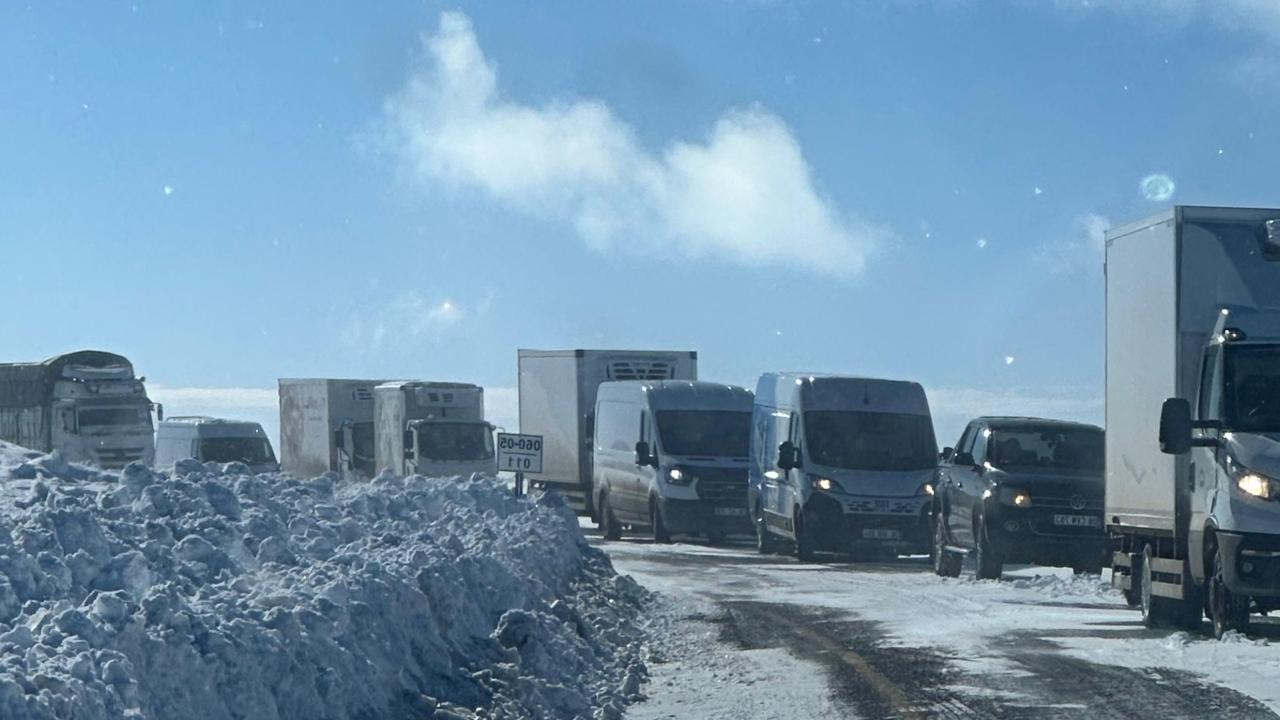 Kars-Göle kara yolunda yoğun tipi nedeniyle mahsur kalan araçlar kurtarıldı