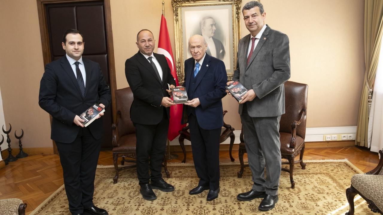 Gazetecilerin kaleme aldığı "korkMA" kitabı MHP Lideri Devlet Bahçeli'ye takdim edildi
