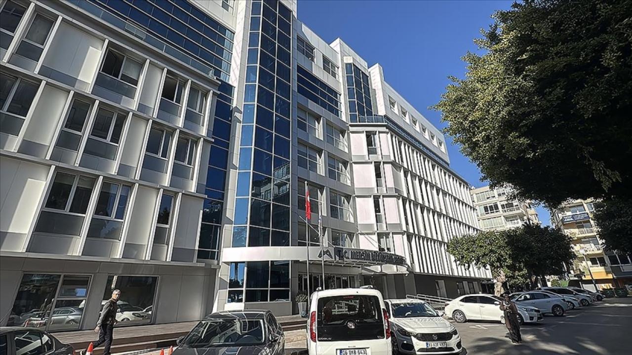 Mersin Büyükşehir Belediyesinde "ihaleye fesat karıştırma" iddiasıyla polis ekiplerince arama yapılıyor
