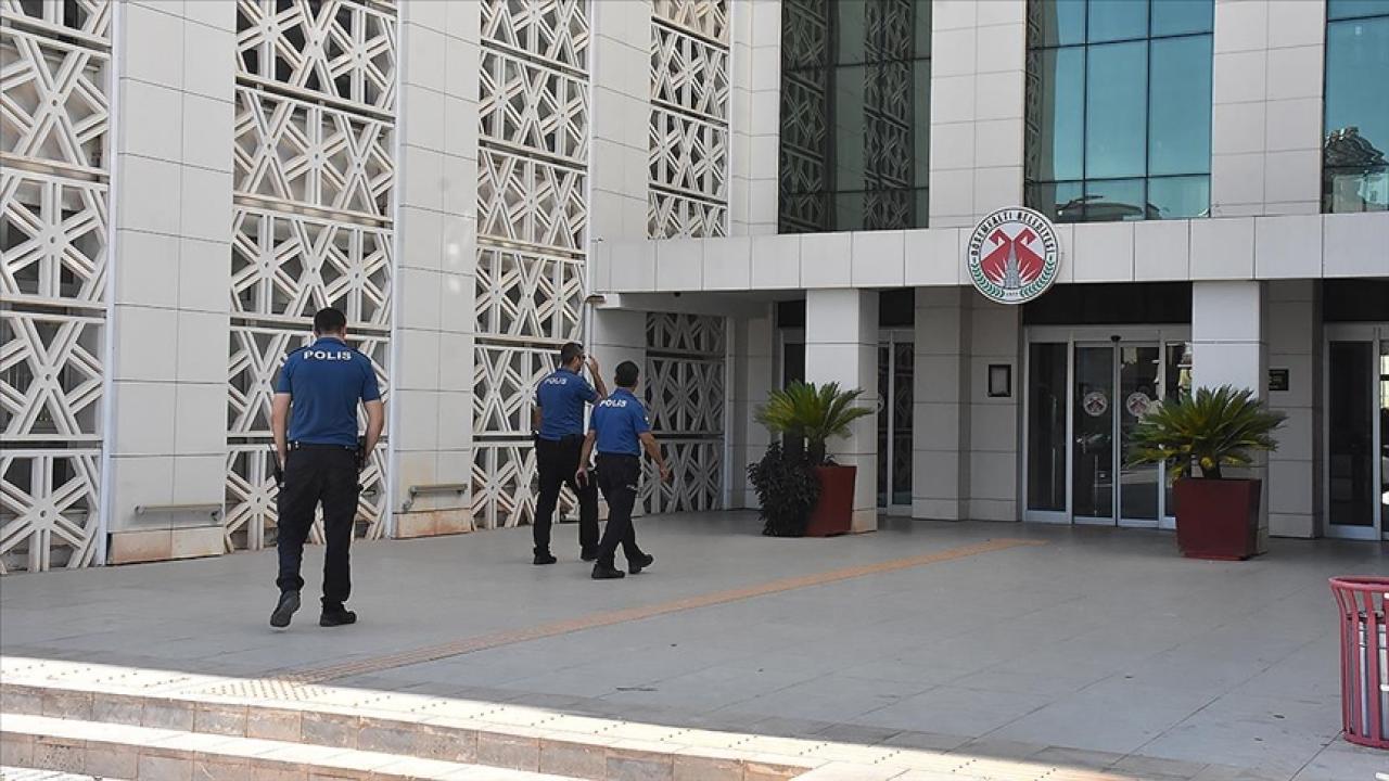 Döşemealtı Belediyesine yönelik soruşturmada gözaltına alınan 19 kişi adliyeye sevk edildi