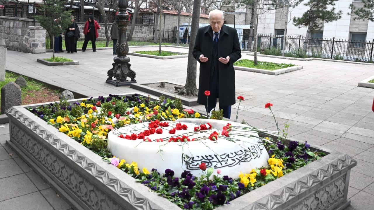 MHP Lideri Devlet Bahçeli, Muhsin Yazıcıoğlu'nun kabrini ziyaret etti