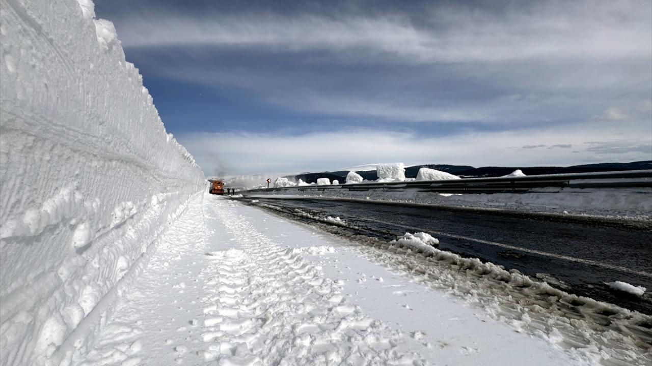 Ardahan'da kar nedeniyle 3,5 aydır kapalı olan yol açılıyor