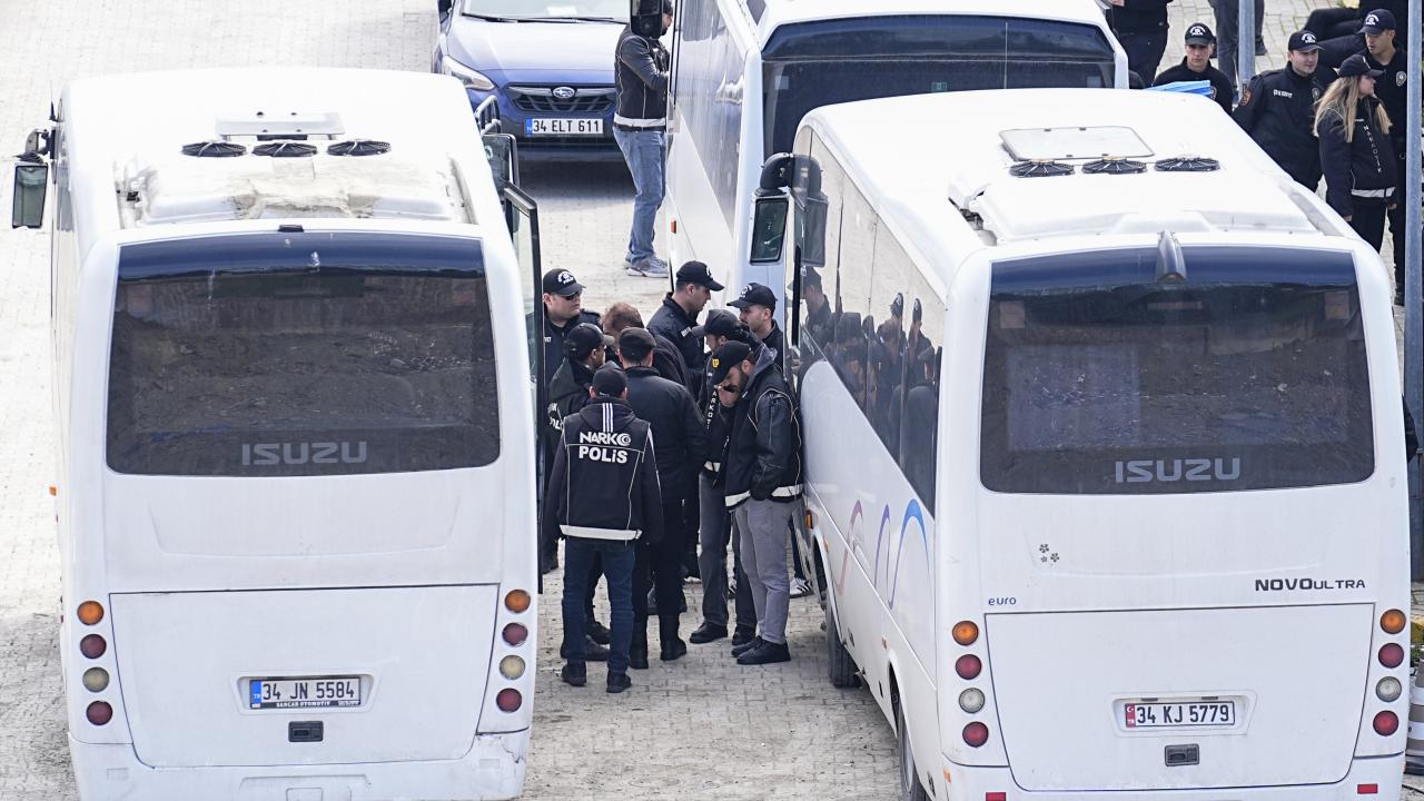 İstanbul'daki uyuşturucu soruşturmasında gözaltına alınan 14 kişi Adli Tıp'ta