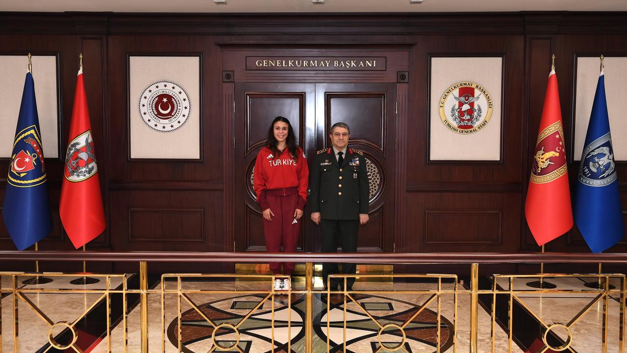 Genelkurmay Başkanı Orgeneral Bayraktaroğlu, "Yılın Kadın Sporcusu" seçilen Mihrioğlu'nu ağırladı