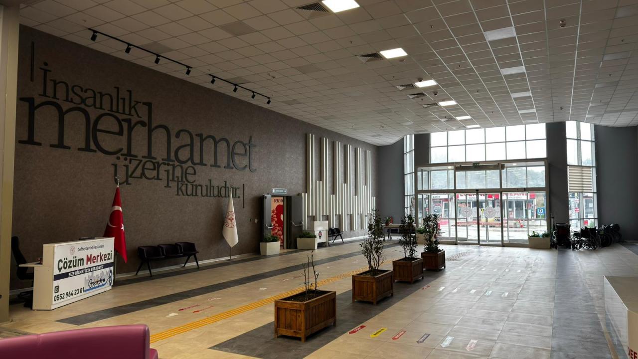 Sağanaktan etkilenen Defne Devlet Hastanesi tam kapasite hizmet vermeye başladı