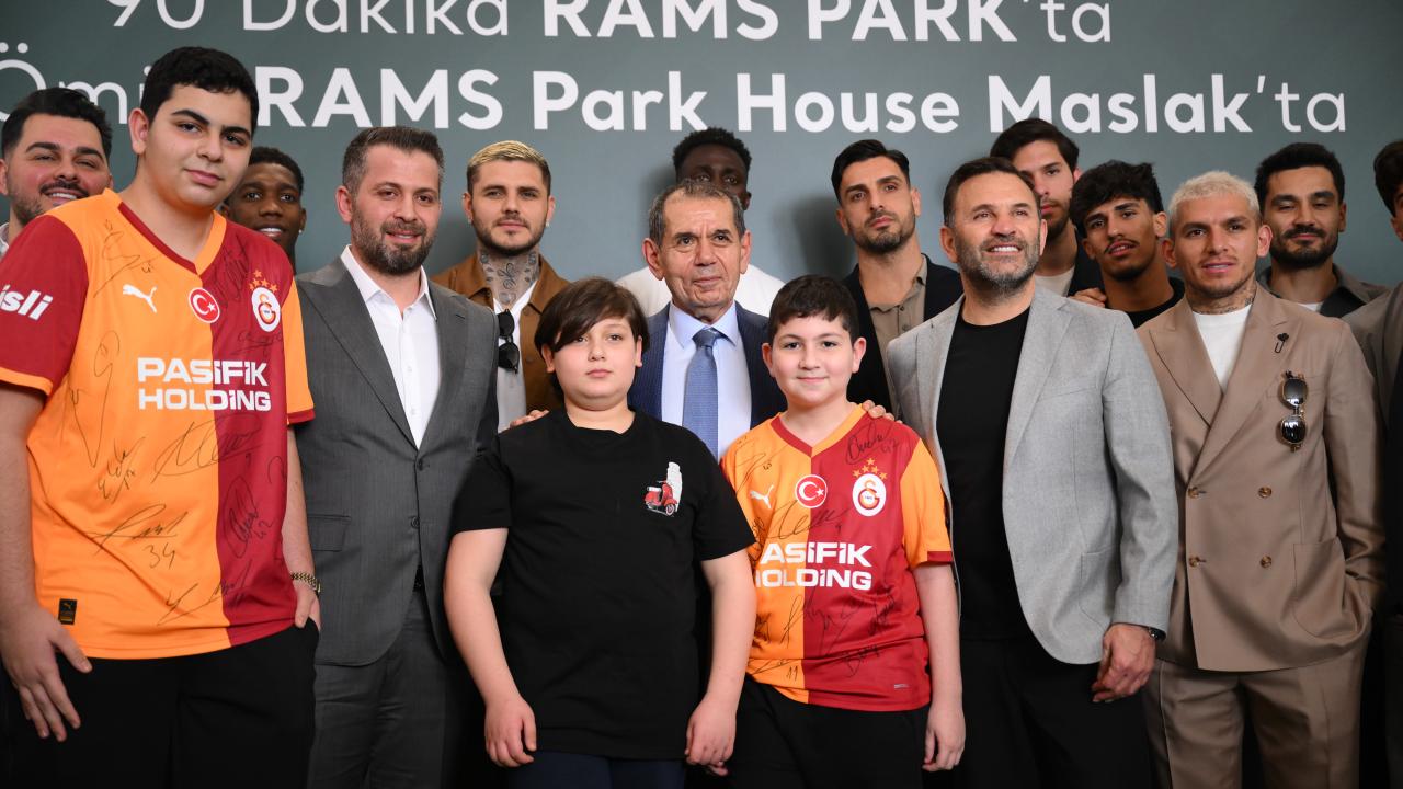 Galatasaray'da Dursun Özbek ve Okan Buruk, A Milli Futbol Takımı'nı kutladı