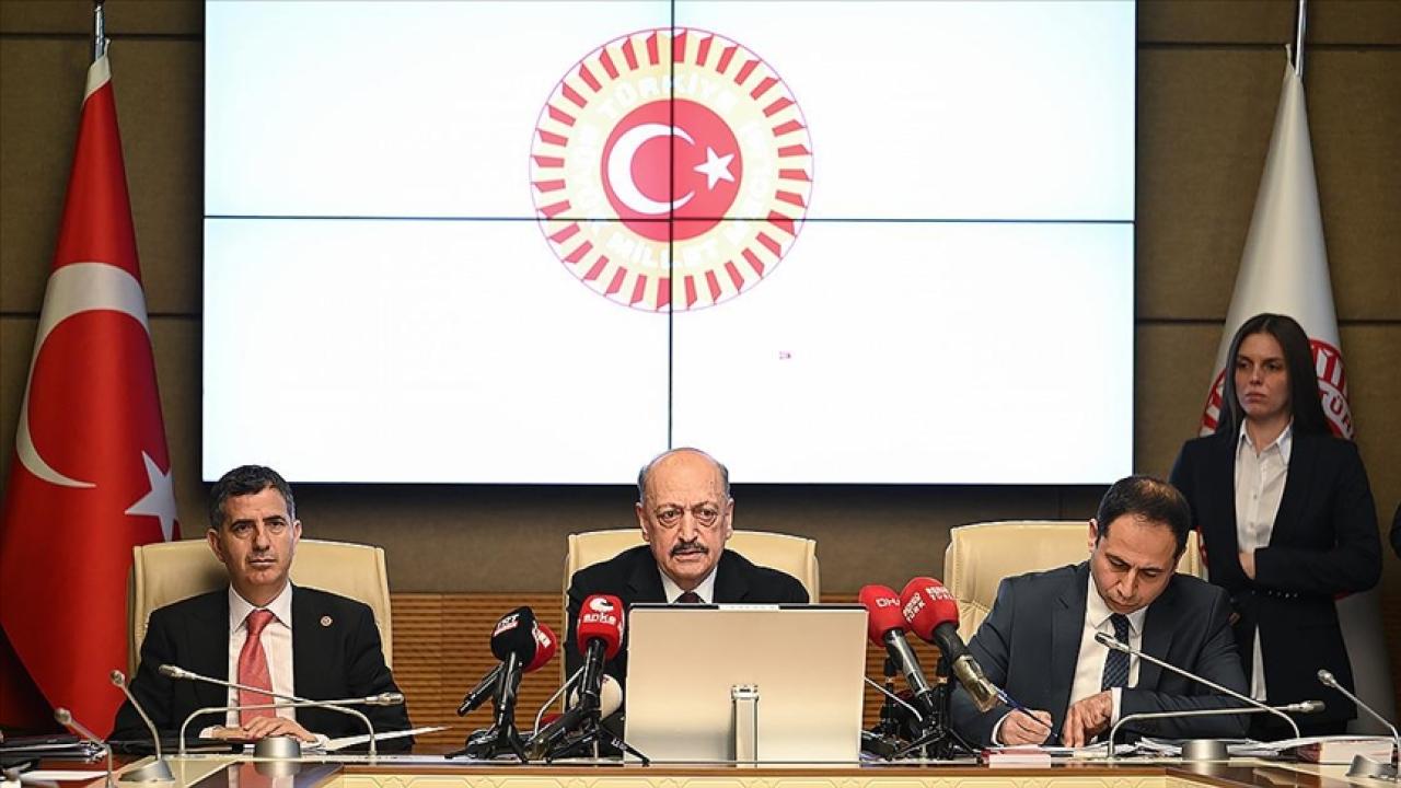 Sosyal medyaya ve doğum iznine yönelik düzenlemeleri de içeren kanun teklifi komisyonda