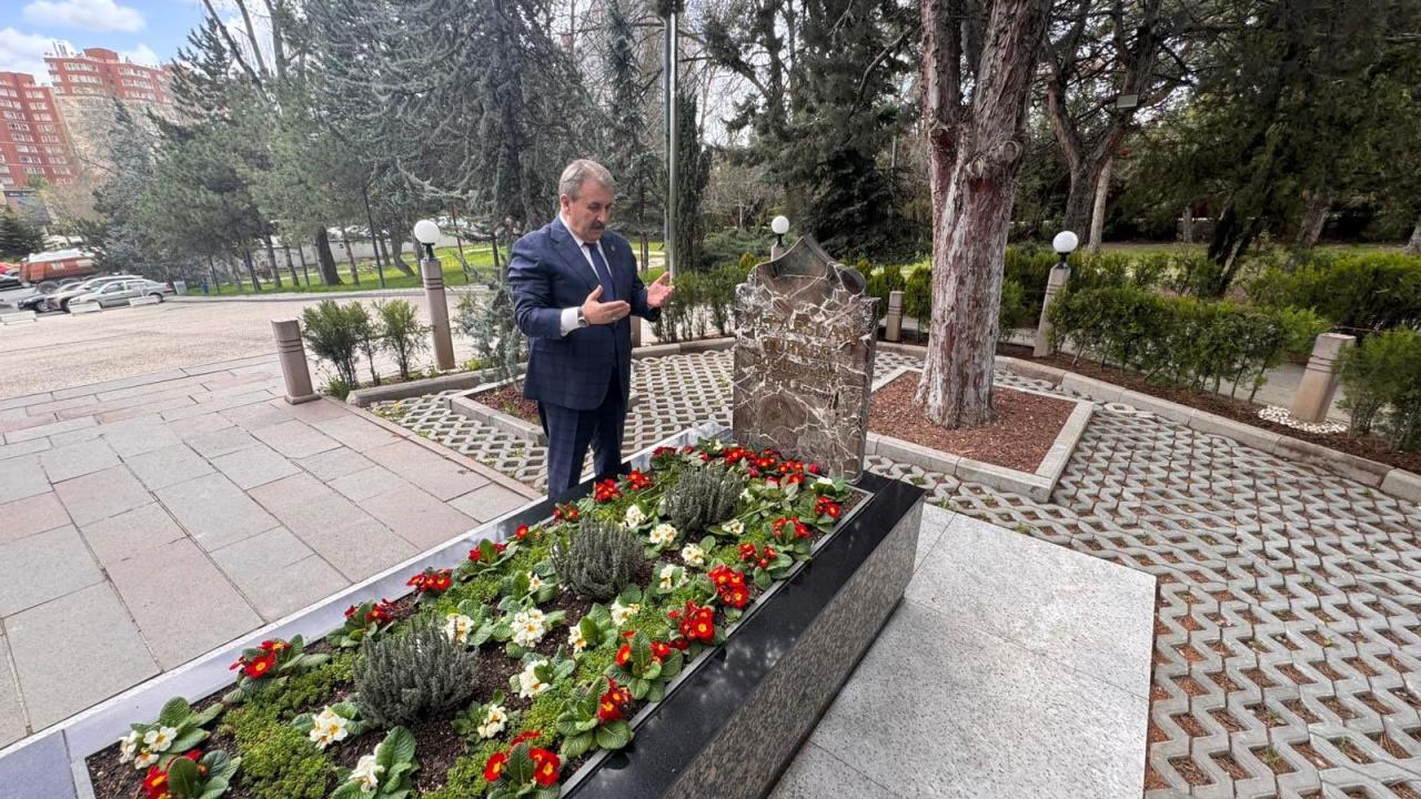 BBP Genel Başkanı Destici, Alparslan Türkeş’i vefatının 29. yıl dönümünde andı