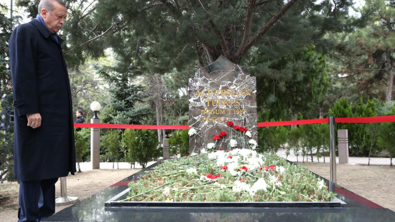 Cumhurbaşkanı Erdoğan, Alparslan Türkeş’i vefatının 29. yıl dönümünde andı