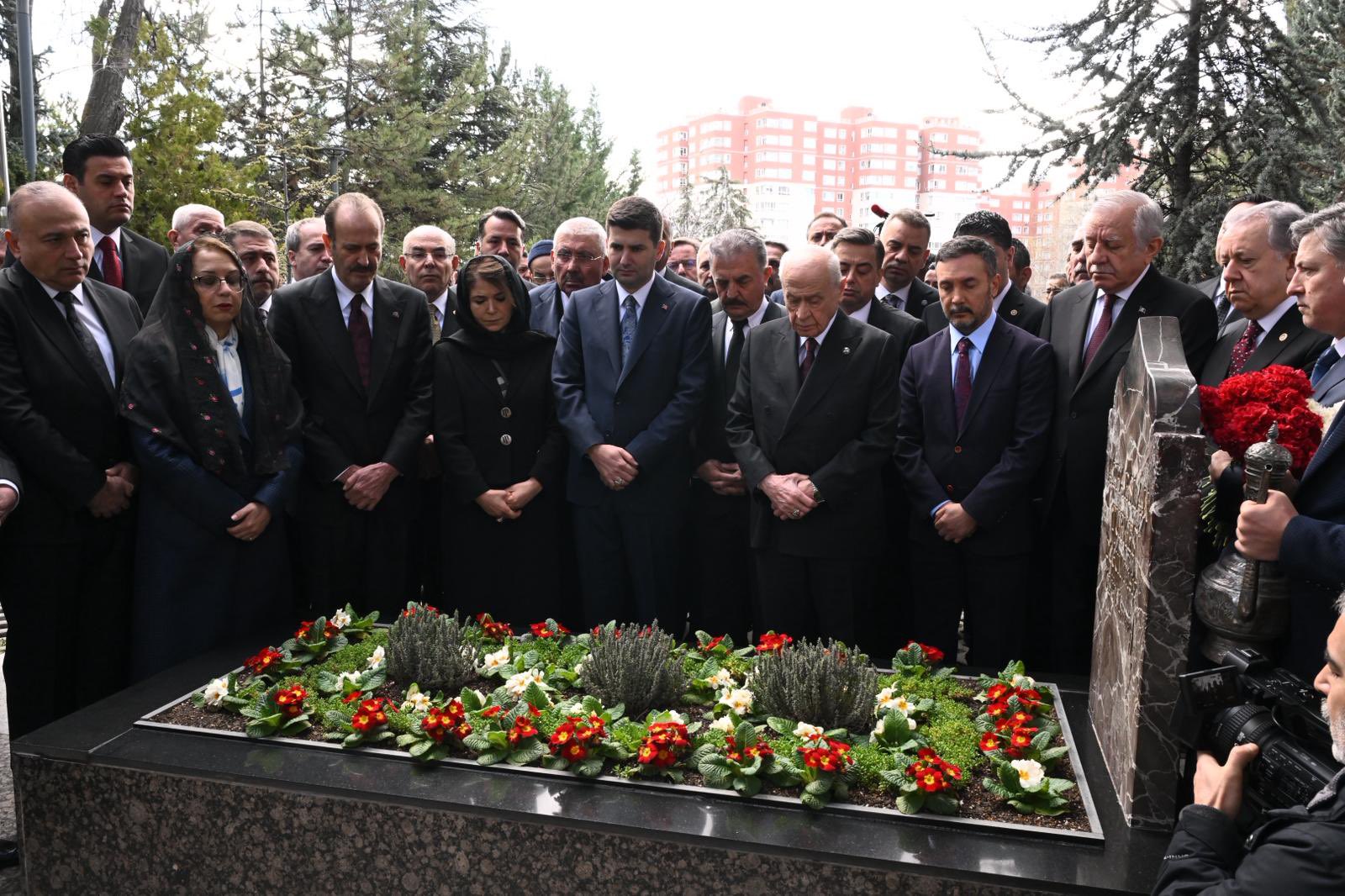 MHP Lideri Devlet Bahçeli, Alparslan Türkeş'in kabrini ziyaret etti