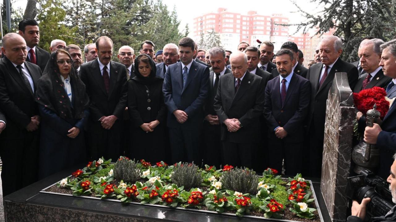 MHP Lideri Devlet Bahçeli, Alparslan Türkeş'in kabrini ziyaret etti