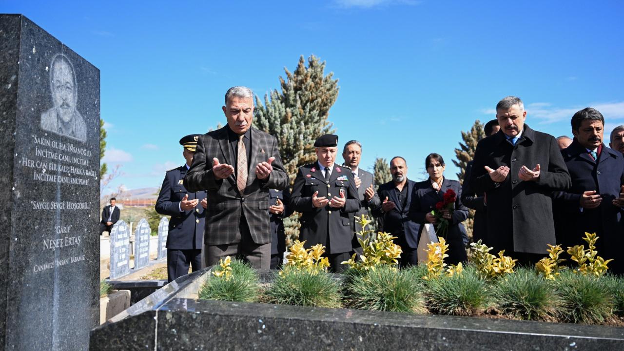İçişleri Bakanı Çiftçi, Neşet Ertaş'ın kabrini ziyaret etti