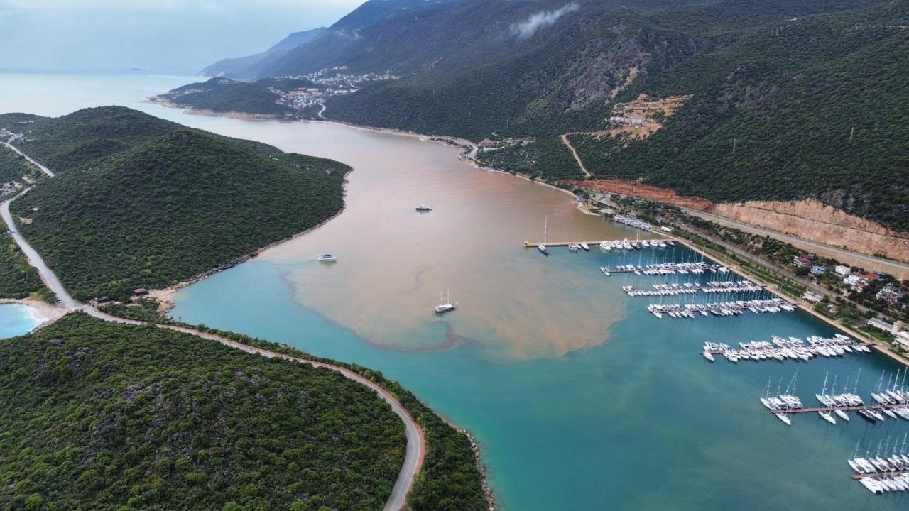 Kaş'ta sağanak sonrası denizin bir kısmı kahverengiye döndü