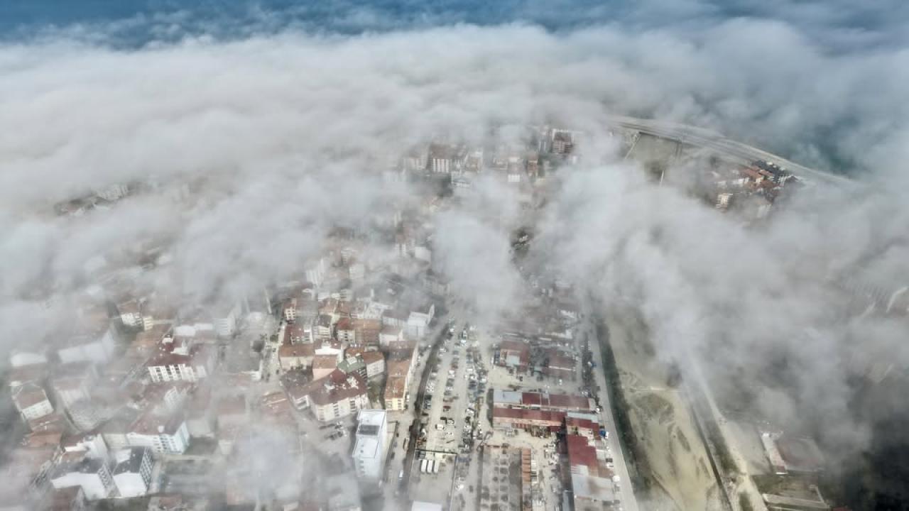 Karadeniz sahil yolunda oluşan sis dronla görüntülendi
