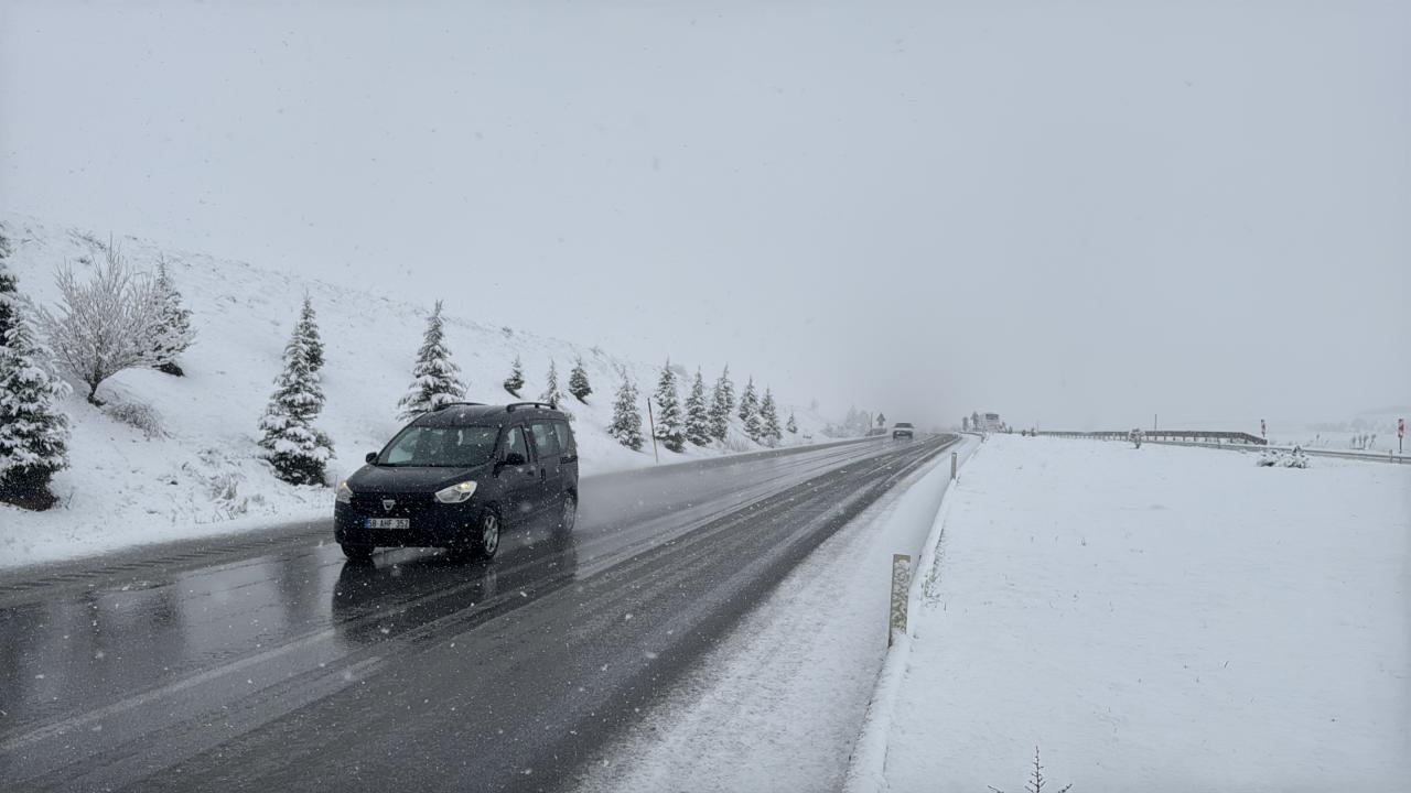 Tokat-Sivas kara yolunda kar yağışı etkili oluyor