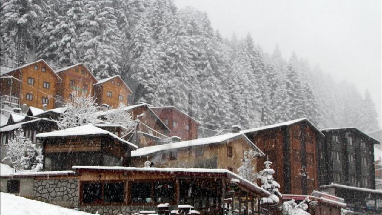 Ayder Yaylası'nda kar etkili oldu