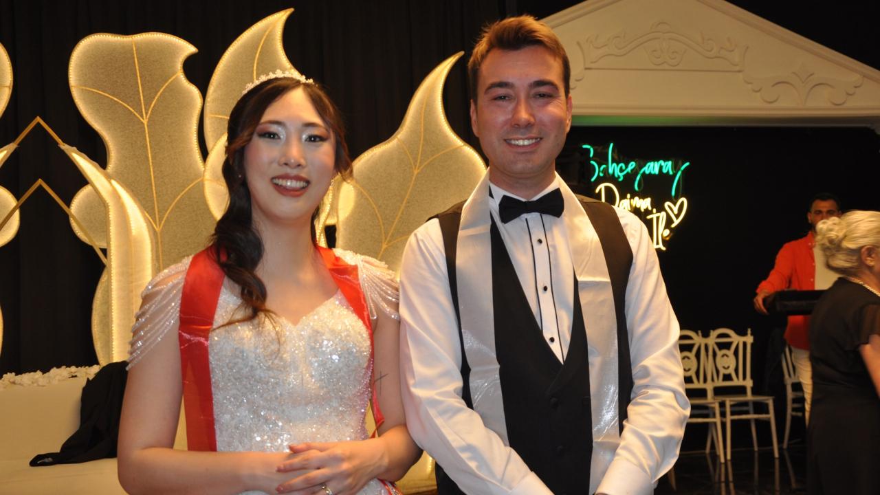 Tatilde tanışan Güney Koreli turist ile Türk rehber Mersin'de evlendi