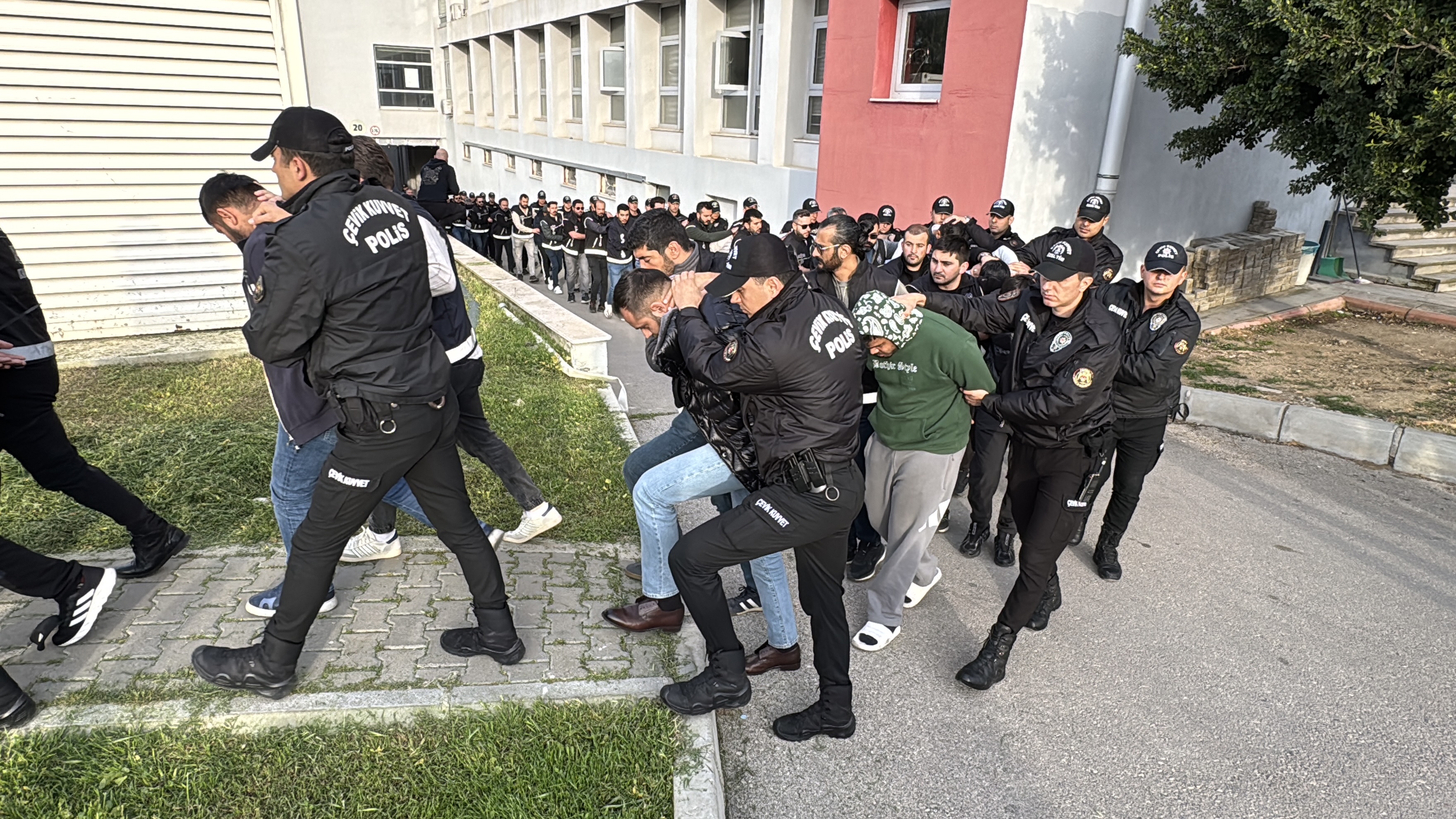 Adana merkezli suç örgütü operasyonunda yakalanan 287 şüpheli adliyede