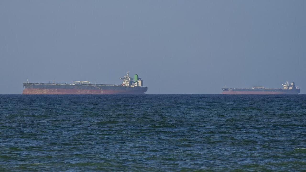 Birleşik Arap Emirlikleri ham petrolü taşıyan Pakistan bayraklı tanker Hürmüz Boğazı'nı geçti
