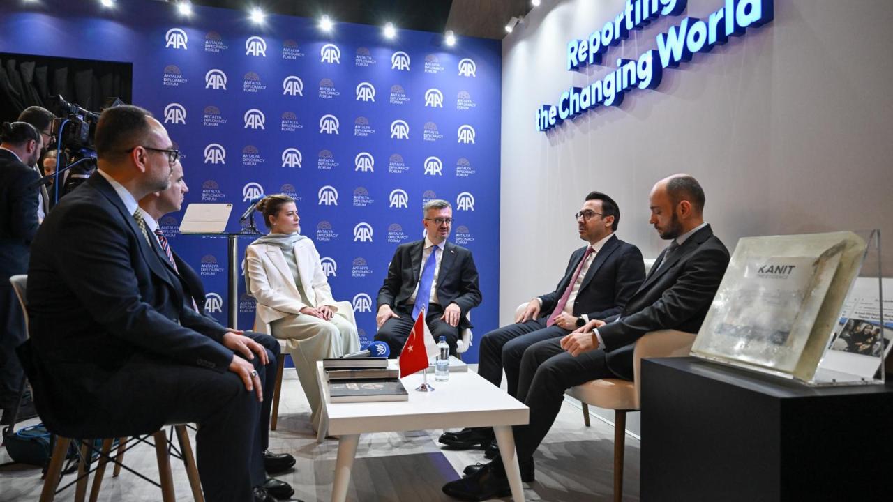 İletişim Başkanı Duran, Antalya Diplomasi Forumu'nda AA standını ziyaret etti