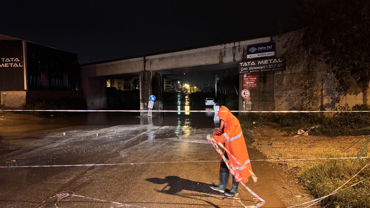 Adana'da sağanak hayatı olumsuz etkiledi